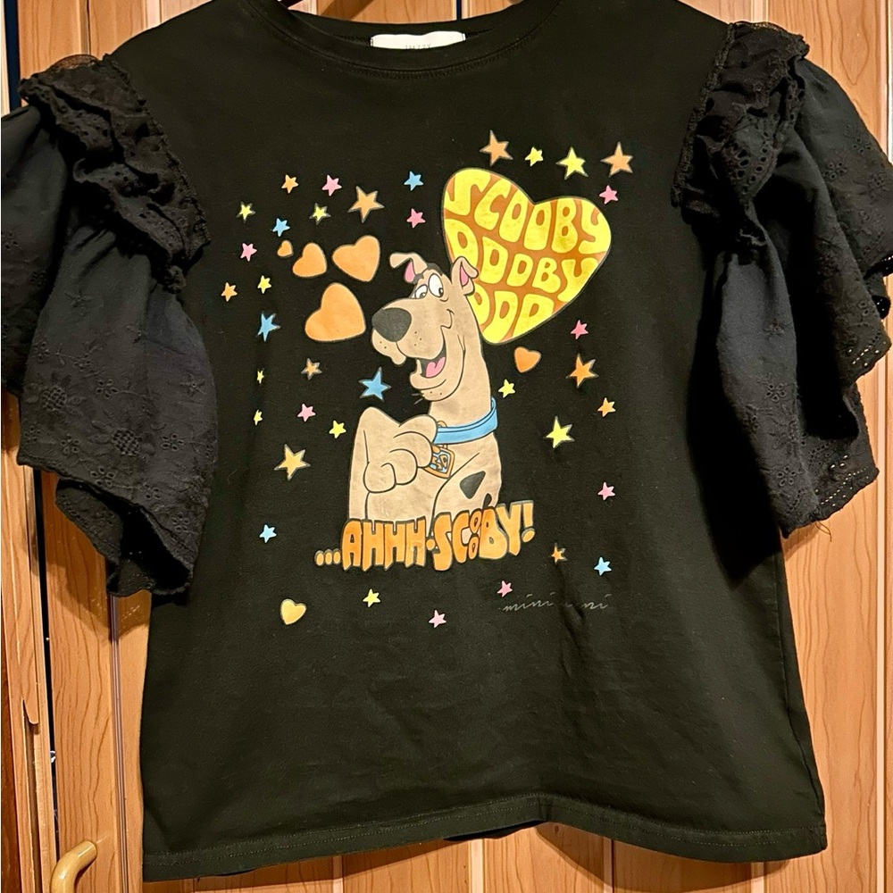 IZZY Juniors LARGE Scooby-Doo! BLACK  Color Graphic T-Shirt. Flutter sleeves